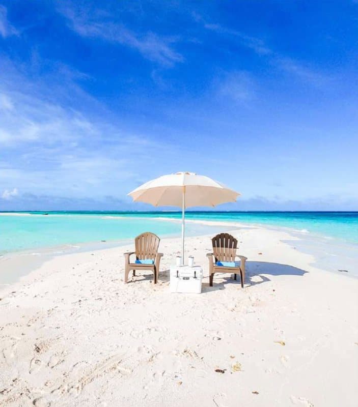 A full beach setup on the cays: umbrella, chairs and towels.