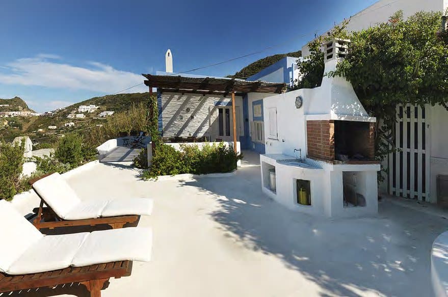 Barbecue and outdoor living on the terraces.
