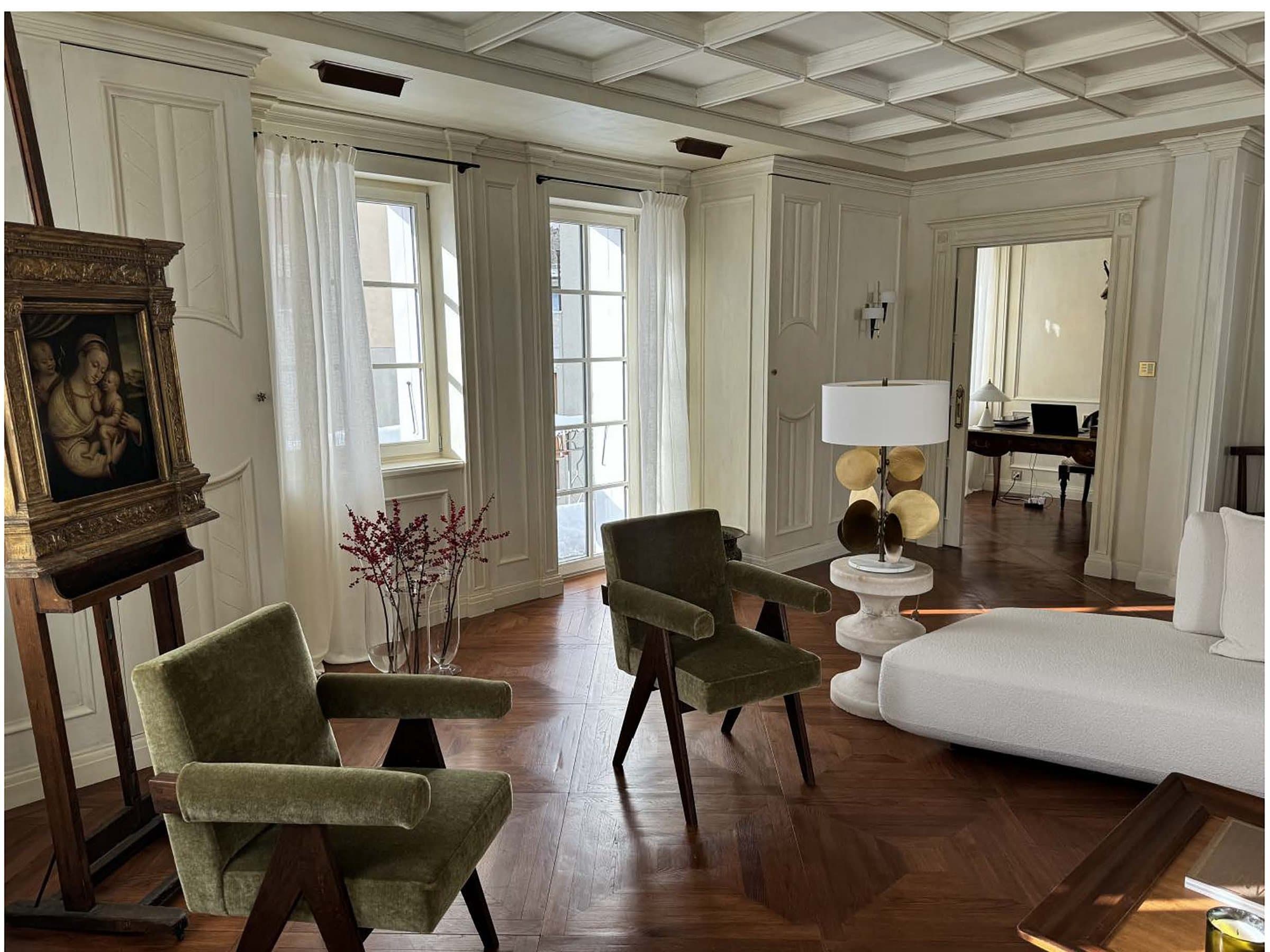 Art, armchairs and quiet corners in the reception room.